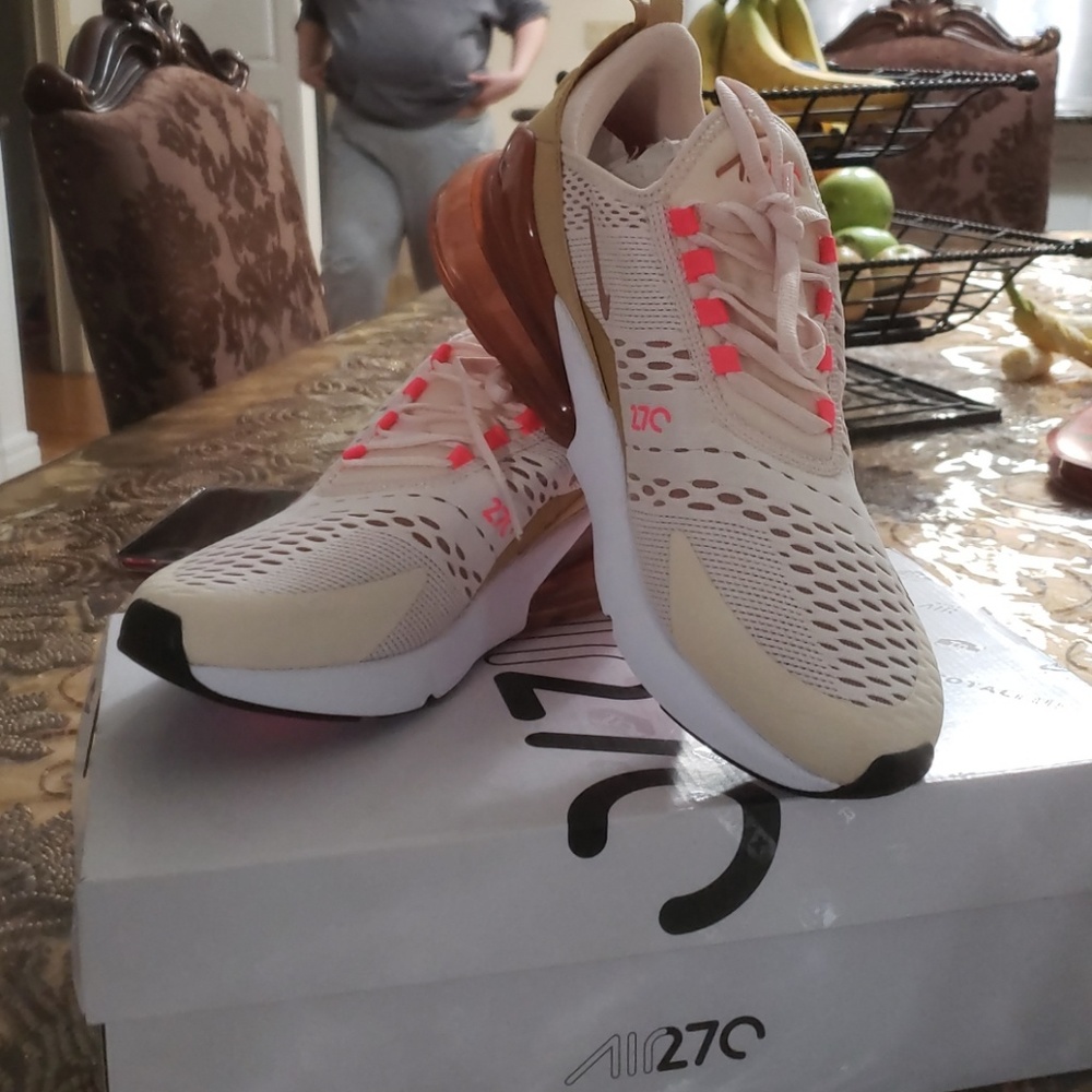 BRAND NEW Nike 270's